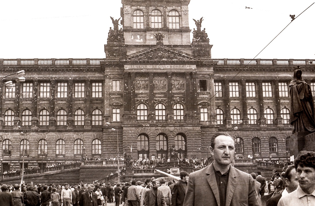 srpen 1968 Praha (27), sovětská "výšivka" na Národním muzeu, Václavské náměstí