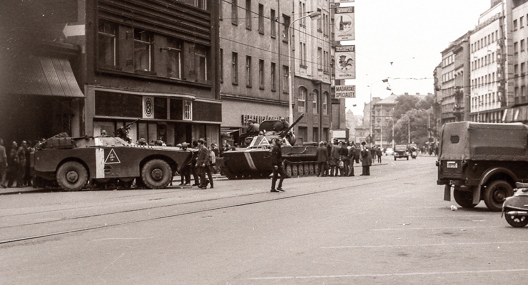 srpen 1968 Praha (30), Na Poříčí, po levé ruce je obchodní dům Bílá labuť